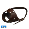 Bozal de cuero marrón oscuro, ajustable con hebilla metálica, diseñado específicamente para la forma del hocico de galgos y lebreles. Muestra el detalle del cosido y los remaches de metal.