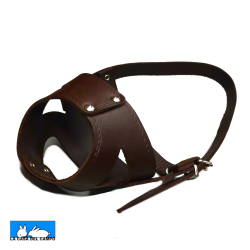 Bozal de cuero marrón oscuro, ajustable con hebilla metálica, diseñado específicamente para la forma del hocico de galgos y lebreles. Muestra el detalle del cosido y los remaches de metal.